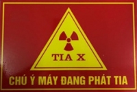 Biển cảnh báo tia X có gắn đèn công tắc